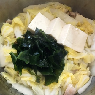 もやしとわかめと豆腐の水炊き